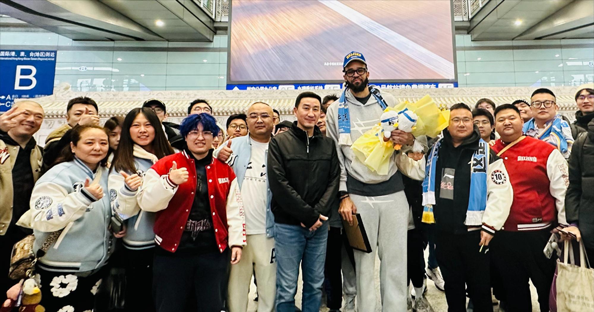 世界杯高清观看-周琦新帮手！2米13中锋签约北京，上海外援不敢嚣张，杜锋心凉了